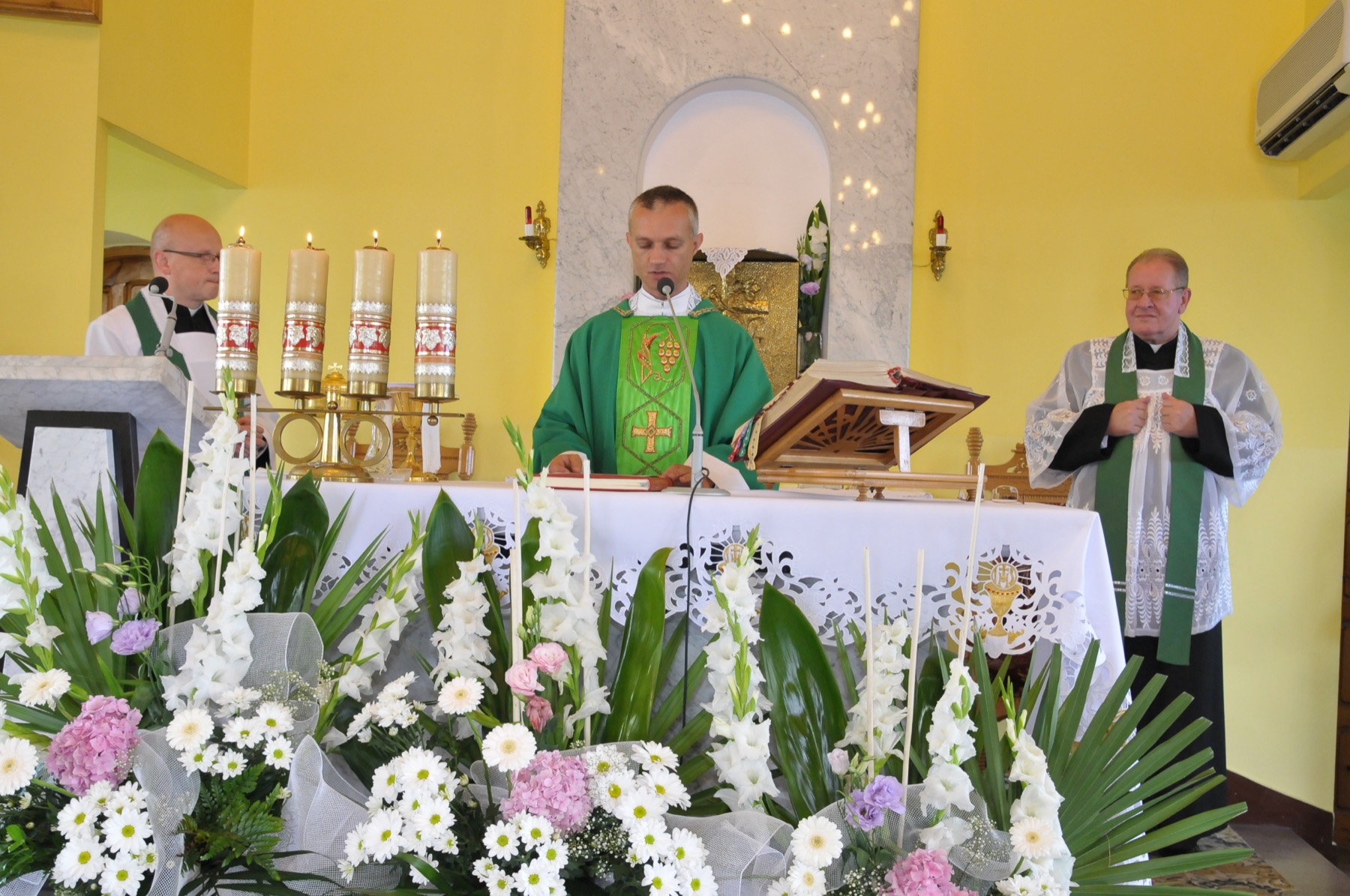 Msza przy ołtarzu ozdobionym kwiatami podczas powitania ks. Andrzeja Mroza